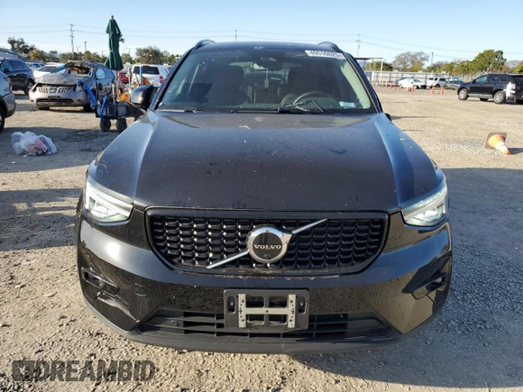 2023 Volvo XC40 Plus Dark Theme с VIN YV4L12UW5P2912803, выставлен на аукционе Copart как лот 49516625 с пробегом 15 303 миль миль и Списание • Salvage title. История ставок и продаж доступна на DreamBid. Изображение 5.