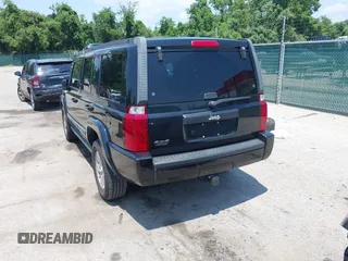 2008 Jeep Commander Sport z VIN 1J8HG48K08C132383, wystawiony jako IAAI lot #42600242 z przebiegiem 167 206 mil mil oraz . Historia ofert i sprzedaży dostępna na DreamBid. Obrazek 3.