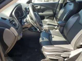 2019 Jeep Compass Altitude z VIN 3C4NJDBB7KT652855, wystawiony jako Copart lot #53485835 z przebiegiem 43 844 mil mil oraz Szkoda całkowita • Salvage title. Historia ofert i sprzedaży dostępna na DreamBid. Obrazek 7.