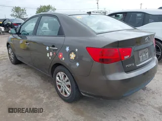 2010 Kia Forte EX z VIN KNAFU4A20A5218625, wystawiony jako IAAI lot #42101100 z przebiegiem 161 238 mil mil oraz . Historia ofert i sprzedaży dostępna na DreamBid. Obrazek 3.