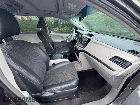 2012 Toyota Sienna SE z VIN 5TDXK3DC5CS181936, wystawiony jako Copart lot #58632215 z przebiegiem 115 295 mil mil oraz Czysty tytuł • Clean title. Historia ofert i sprzedaży dostępna na DreamBid. Obrazek 10.