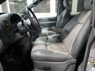 2004 Chrysler Town & Country Touring z VIN 2C4GP54L14R518481, wystawiony jako Copart lot #58425865 z przebiegiem 151 313 mil mil oraz Szkoda całkowita • Salvage title. Historia ofert i sprzedaży dostępna na DreamBid. Obrazek 7.