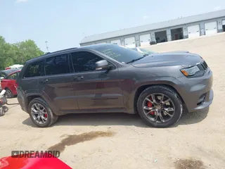 2018 Jeep Grand Cherokee SRT z VIN 1C4RJFDJ7JC281644, wystawiony jako IAAI lot #42481239 z przebiegiem 160 218 mil mil oraz . Historia ofert i sprzedaży dostępna na DreamBid. Obrazek 13.