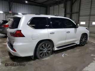 2018 Lexus LX 570 z VIN JTJHY7AX8J4262937, wystawiony jako Copart lot #49702925 z przebiegiem 104 837 mil mil oraz Szkody całkowita. Historia ofert i sprzedaży dostępna na DreamBid. Obrazek 3.