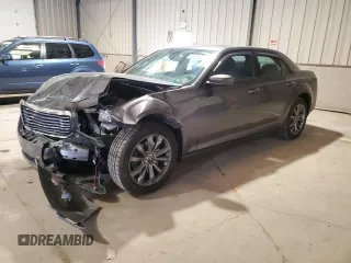 2014 Chrysler 300 S z VIN 2C3CCAGG3EH222651, wystawiony jako Copart lot #56235025 z przebiegiem 164 734 mil mil oraz Szkoda całkowita • Salvage title. Historia ofert i sprzedaży dostępna na DreamBid. Obrazek 1.
