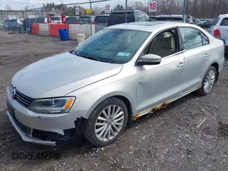 2011 Volkswagen Jetta SEL с VIN 3VWLZ7AJ7BM112147, выставлен на аукционе IAAI как лот 41967599 с пробегом 196 665 миль миль и . История ставок и продаж доступна на DreamBid. Изображение 2.