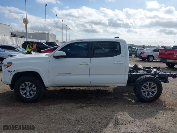 2018 Toyota Tacoma SR5 with VIN 5TFAZ5CN0JX063364, listed as a IAAI auction lot 41752426 with NaN miles. Bid and sale history available at carsss.com. Image 15.