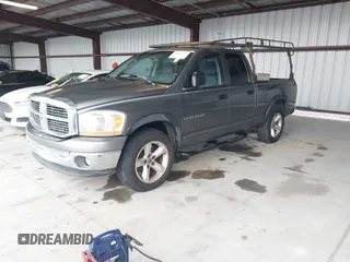 2006 Dodge 1500 SLT z VIN 1D7HA18N06S680362, wystawiony jako IAAI lot #41836625 z przebiegiem 201 180 mil mil oraz . Historia ofert i sprzedaży dostępna na DreamBid. Obrazek 2.