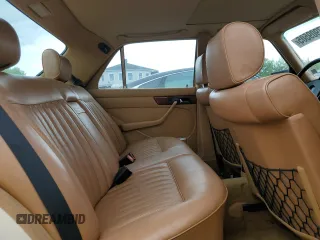 1985 Mercedes-Benz 380 z VIN WDBCA32CXFA177708, wystawiony jako Copart lot #57909505 z przebiegiem 128 446 mil mil oraz Tytuł czysty. Historia ofert i sprzedaży dostępna na DreamBid. Obrazek 10.