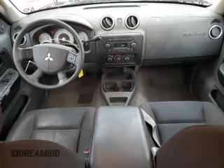 2006 Mitsubishi Raider LS z VIN 1Z7HC22K46S579600, wystawiony jako Copart lot #80687474 z przebiegiem 118 580 mil mil oraz Szkoda całkowita • Salvage title. Historia ofert i sprzedaży dostępna na DreamBid. Obrazek 8.