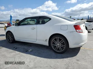 2013 Scion tC z VIN JTKJF5C70D3049592, wystawiony jako Copart lot #56988175 z przebiegiem 96 909 mil mil oraz Szkody całkowita. Historia ofert i sprzedaży dostępna na DreamBid. Obrazek 2.