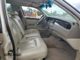 2001 Lincoln Town Car Cartier L z VIN 1LNHM85W61Y640344, wystawiony jako Copart lot #74755564 z przebiegiem Nie podano mil oraz Szkoda całkowita • Salvage title. Historia ofert i sprzedaży dostępna na DreamBid. Obrazek 7.