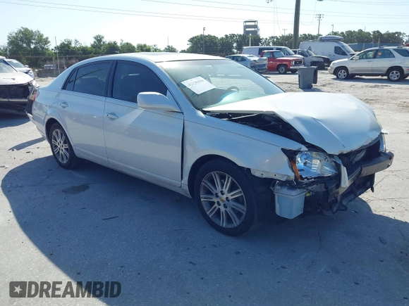 2007 Toyota Avalon XL z VIN 4T1BK36B77U223227, wystawiony jako IAAI lot #42130436 z przebiegiem 130 211 mil mil oraz . Historia ofert i sprzedaży dostępna na DreamBid. Obrazek 1.