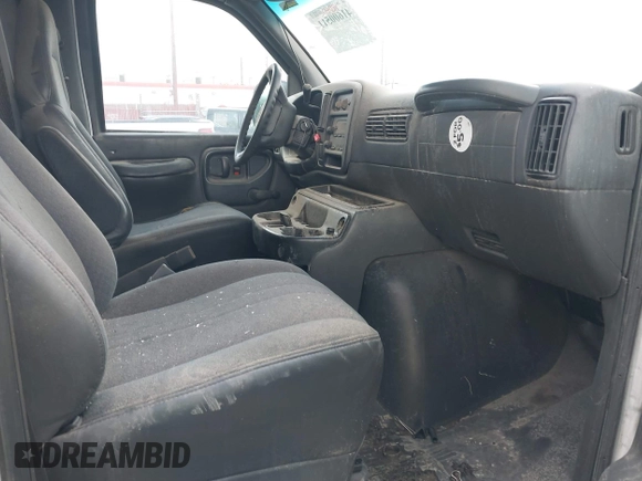 2002 GMC Savana z VIN 1GTHG35F021200273, wystawiony jako IAAI lot #41600511 z przebiegiem 230 052 mil mil oraz . Historia ofert i sprzedaży dostępna na DreamBid. Obrazek 5.