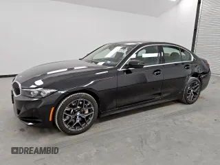 2025 BMW 3 Series 330i xDrive z VIN 3MW89CW06S8E97482, wystawiony jako Copart lot #57663945 z przebiegiem 14 903 mil mil oraz Czysty tytuł • Clean title. Historia ofert i sprzedaży dostępna na DreamBid. Obrazek 1.