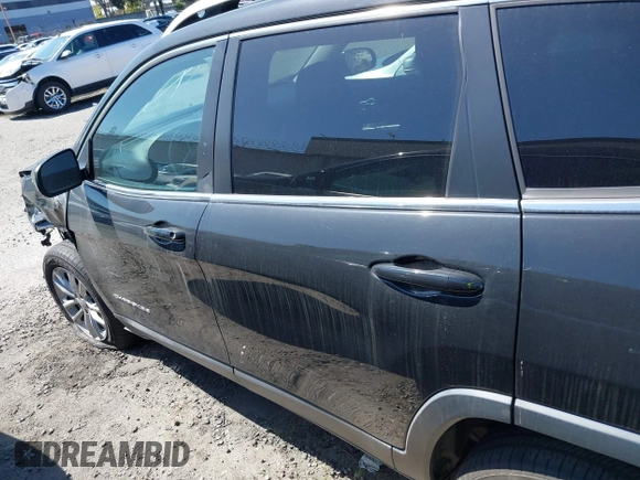 2019 Jeep Cherokee Latitude with VIN 1C4PJLCB2KD331698, listed as a IAAI auction lot 41175485 with 85,821 mi miles. Bid and sale history available at carsss.com. Image 14.