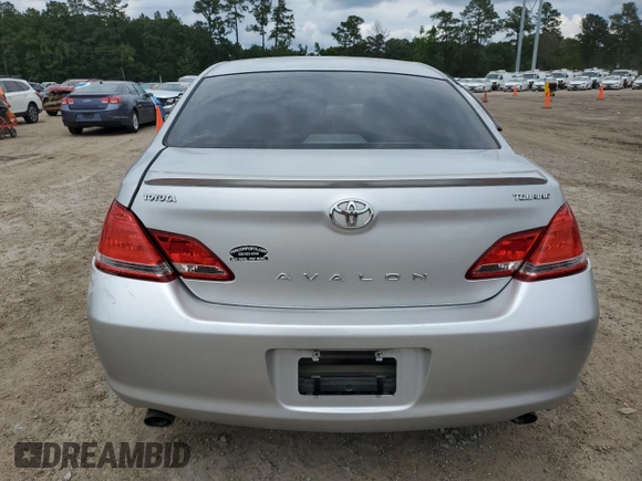 2006 Toyota Avalon XL z VIN 4T1BK36B36U066018, wystawiony jako Copart lot #56701295 z przebiegiem 231 694 mil mil oraz Szkoda całkowita • Salvage title. Historia ofert i sprzedaży dostępna na DreamBid. Obrazek 6.