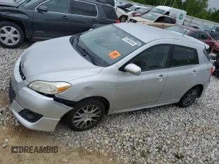 2010 Toyota Matrix S z VIN 2T1LE4EE5AC015093, wystawiony jako Copart lot #57902535 z przebiegiem 131 300 mil mil oraz Szkoda całkowita • Salvage title. Historia ofert i sprzedaży dostępna na DreamBid. Obrazek 1.