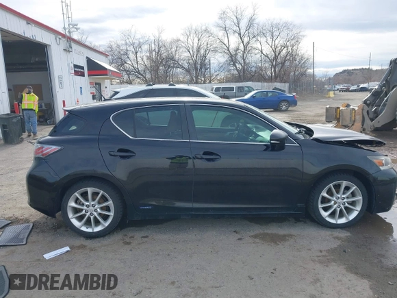 2013 Lexus CT 200h z VIN JTHKD5BH2D2131534, wystawiony jako IAAI lot #41859991 z przebiegiem 177 000 mil mil oraz . Historia ofert i sprzedaży dostępna na DreamBid. Obrazek 13.