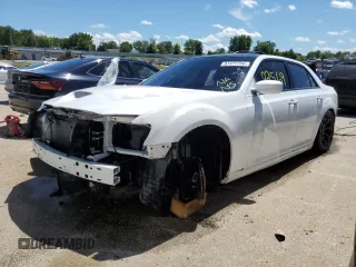 2020 Chrysler 300 S z VIN 2C3CCABT3LH233828, wystawiony jako Copart lot #61477754 z przebiegiem 92 565 mil mil oraz Szkody całkowita. Historia ofert i sprzedaży dostępna na DreamBid. Obrazek 1.