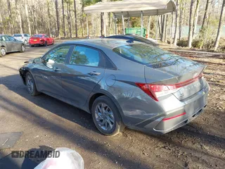 2024 Hyundai Elantra SEL z VIN KMHLM4DGXRU832768, wystawiony jako IAAI lot #41826429 z przebiegiem 11 221 mil mil oraz . Historia ofert i sprzedaży dostępna na DreamBid. Obrazek 3.