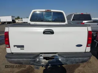 2000 Ford Super Duty F-250 XL with VIN 1FTNW21F5YEB57752, listed as a IAAI auction lot 40702428 with 323,191 mi miles. Bid and sale history available at carsss.com. Image 17.
