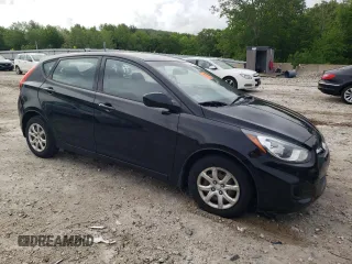 2013 Hyundai Accent GS z VIN KMHCT5AE3DU138539, wystawiony jako Copart lot #57944965 z przebiegiem Nie podano mil oraz Czysty tytuł • Clean title. Historia ofert i sprzedaży dostępna na DreamBid. Obrazek 4.
