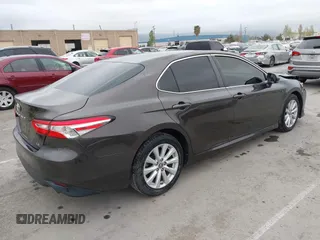 2019 Toyota Camry LE z VIN 4T1B11HK7KU702244, wystawiony jako IAAI lot #42073380 z przebiegiem 72 602 mil mil oraz . Historia ofert i sprzedaży dostępna na DreamBid. Obrazek 4.