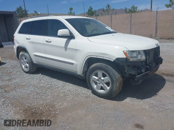 2011 Jeep Grand Cherokee Laredo z VIN 1J4RR4GG7BC555983, wystawiony jako IAAI lot #42361563 z przebiegiem 50 153 mil mil oraz . Historia ofert i sprzedaży dostępna na DreamBid. Obrazek 1.