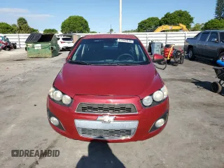 2013 Chevrolet Sonic LT z VIN 1G1JC5SG3D4161677, wystawiony jako Copart lot #57042015 z przebiegiem 81 088 mil mil oraz Szkody całkowita. Historia ofert i sprzedaży dostępna na DreamBid. Obrazek 5.