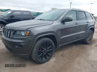 2018 Jeep Grand Cherokee Altitude z VIN 1C4RJFAGXJC190814, wystawiony jako IAAI lot #42660901 z przebiegiem 127 632 mil mil oraz . Historia ofert i sprzedaży dostępna na DreamBid. Obrazek 2.