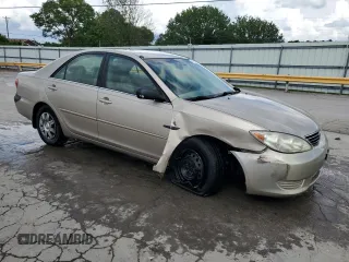 2005 Toyota Camry STD z VIN 4T1BE32K75U087837, wystawiony jako Copart lot #56735965 z przebiegiem 231 694 mil mil oraz Szkoda całkowita • Salvage title. Historia ofert i sprzedaży dostępna na DreamBid. Obrazek 4.