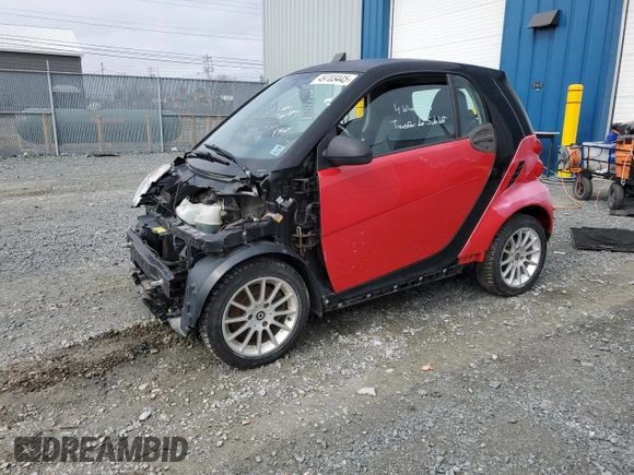 2011 Smart fortwo Pure z VIN WMEEJ3BA5BK487747, wystawiony jako Copart lot #49703445 z przebiegiem 93 489 mil mil oraz Szkoda całkowita • Salvage title. Historia ofert i sprzedaży dostępna na DreamBid. Obrazek 1.