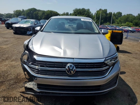 2024 Volkswagen Jetta S z VIN 3VW5M7BU0RM056871, wystawiony jako Copart lot #66462825 z przebiegiem 25 890 mil mil oraz Czysty tytuł • Clean title. Historia ofert i sprzedaży dostępna na DreamBid. Obrazek 5.