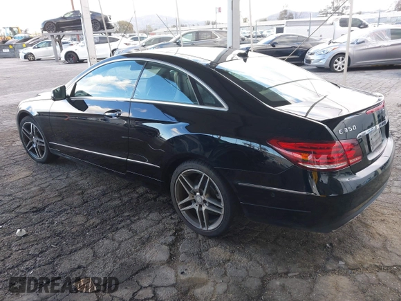 2014 Mercedes-Benz E 350 z VIN WDDKJ5KBXEF249207, wystawiony jako IAAI lot #41750638 z przebiegiem 86 960 mil mil oraz . Historia ofert i sprzedaży dostępna na DreamBid. Obrazek 3.
