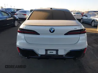 2023 BMW i7 xDrive60 z VIN WBY53EJ06PCN64039, wystawiony jako IAAI lot #40752159 z przebiegiem 8837 mil mil oraz . Historia ofert i sprzedaży dostępna na DreamBid. Obrazek 16.