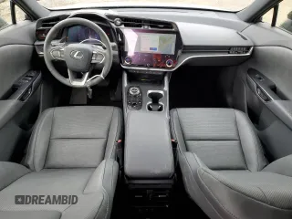 2023 Lexus RZ 450e Premium z VIN JTJAAAAB6PA009956, wystawiony jako Copart lot #48707855 z przebiegiem 6736 mil mil oraz Szkody całkowita. Historia ofert i sprzedaży dostępna na DreamBid. Obrazek 8.