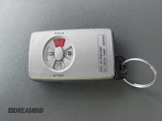 2005 Toyota Avalon XL z VIN 4T1BK36B55U002769, wystawiony jako IAAI lot #42059186 z przebiegiem 181 197 mil mil oraz . Historia ofert i sprzedaży dostępna na DreamBid. Obrazek 11.