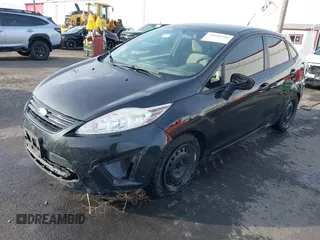 2013 Ford Fiesta S z VIN 3FADP4AJ7DM178265, wystawiony jako IAAI lot #41610346 z przebiegiem 115 963 mil mil oraz . Historia ofert i sprzedaży dostępna na DreamBid. Obrazek 2.