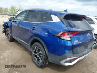 2025 Kia Sportage EX z VIN 5XYK3CDFXSG273654, wystawiony jako IAAI lot #42167635 z przebiegiem 6345 mil mil oraz . Historia ofert i sprzedaży dostępna na DreamBid. Obrazek 3.