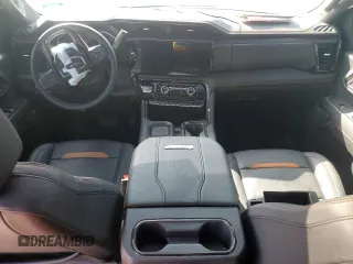 2024 GMC Sierra 2500HD AT4 z VIN 1GT49PEY5RF228522, wystawiony jako Copart lot #49293215 z przebiegiem 9 357 mil mil oraz Czysty tytuł • Clean title. Historia ofert i sprzedaży dostępna na DreamBid. Obrazek 8.