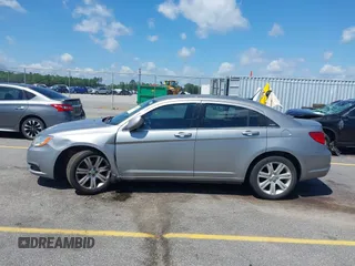 2013 Chrysler 200 Touring z VIN 1C3CCBBB9DN542645, wystawiony jako IAAI lot #42298710 z przebiegiem 114 317 mil mil oraz . Historia ofert i sprzedaży dostępna na DreamBid. Obrazek 14.