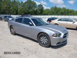 2013 Dodge Charger SE z VIN 2C3CDXBG0DH639988, wystawiony jako IAAI lot #40032112 z przebiegiem 197 941 mil mil oraz . Historia ofert i sprzedaży dostępna na DreamBid. Obrazek 1.