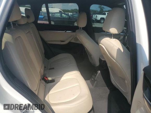 2017 BMW X1 xDrive28i z VIN WBXHT3C35H5F86099, wystawiony jako Copart lot #60196275 z przebiegiem 61 117 mil mil oraz Szkoda całkowita • Salvage title. Historia ofert i sprzedaży dostępna na DreamBid. Obrazek 10.