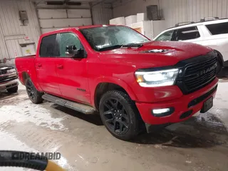 2021 Ram 1500 Laramie z VIN 1C6SRFJT2MN729787, wystawiony jako IAAI lot #42264245 z przebiegiem 81 625 mil mil oraz . Historia ofert i sprzedaży dostępna na DreamBid. Obrazek 1.
