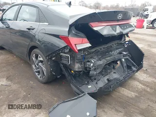 2025 Hyundai Elantra Limited z VIN KMHLN4DJ1SU124424, wystawiony jako IAAI lot #42013638 z przebiegiem 2 713 mil mil oraz . Historia ofert i sprzedaży dostępna na DreamBid. Obrazek 6.