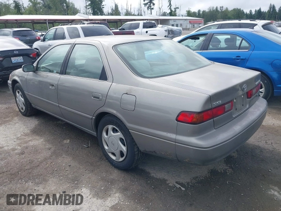 1998 Toyota Camry LE z VIN 4T1BF22K2WU042166, wystawiony jako IAAI lot #42416930 z przebiegiem 124 809 mil mil oraz . Historia ofert i sprzedaży dostępna na DreamBid. Obrazek 3.