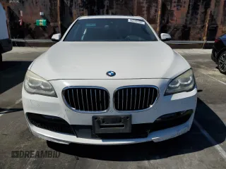 2015 BMW 7 Series 750i z VIN WBAYA8C53FG197751, wystawiony jako Copart lot #56249135 z przebiegiem 98 514 mil mil oraz Szkoda całkowita • Salvage title. Historia ofert i sprzedaży dostępna na DreamBid. Obrazek 5.