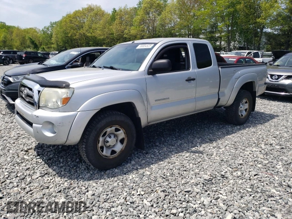 2010 Toyota Tacoma z VIN 5TEUU4EN5AZ728884, wystawiony jako Copart lot #56684525 z przebiegiem 142 230 mil mil oraz Czysty tytuł • Clean title. Historia ofert i sprzedaży dostępna na DreamBid. Obrazek 1.