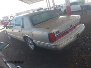 1997 Lincoln Town Car Executive z VIN 1LNLM81W6VY743706, wystawiony jako IAAI lot #41994092 z przebiegiem 265 604 mil mil oraz . Historia ofert i sprzedaży dostępna na DreamBid. Obrazek 3.